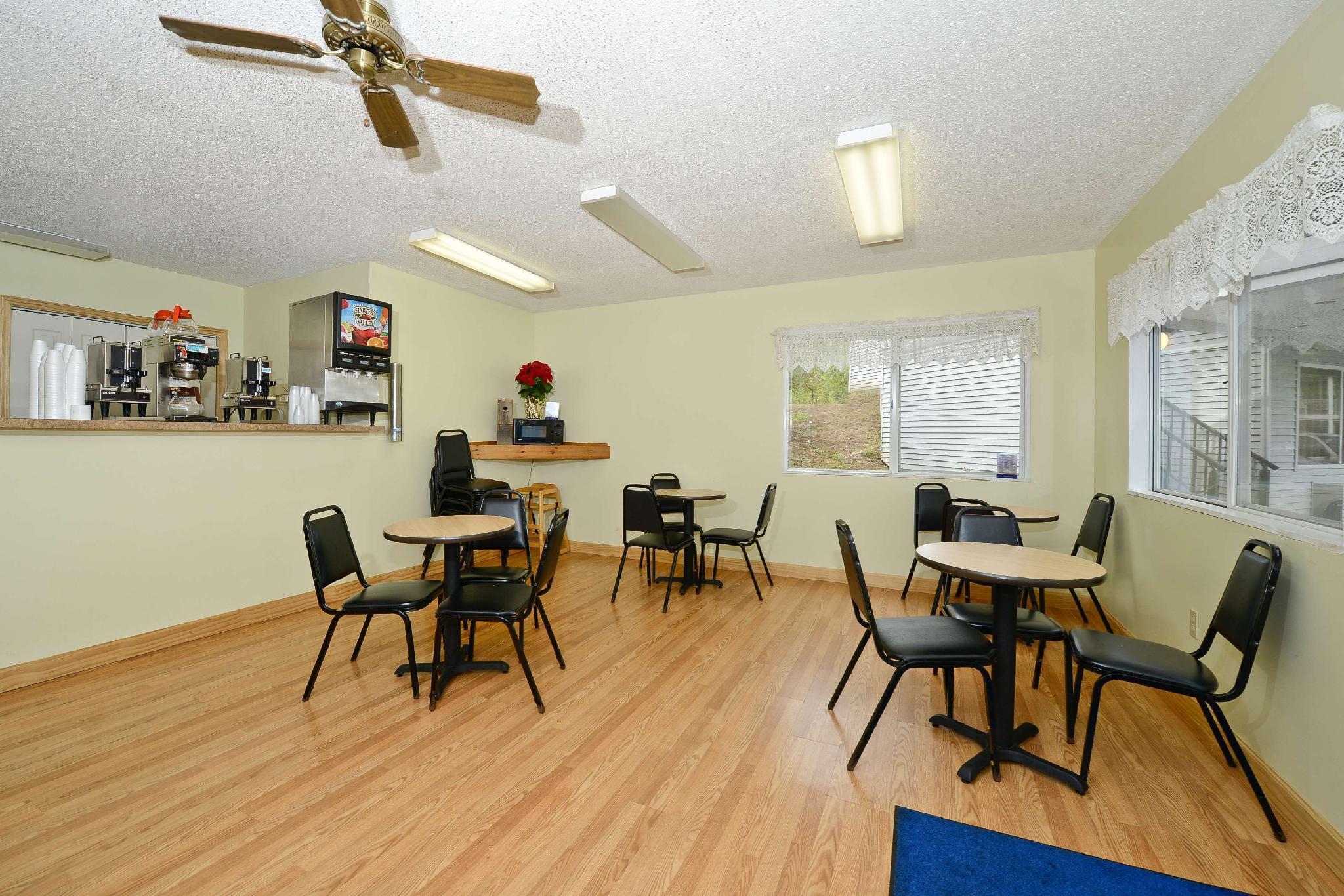 Americas Best Value Inn Saint-Ignace Restaurant photo