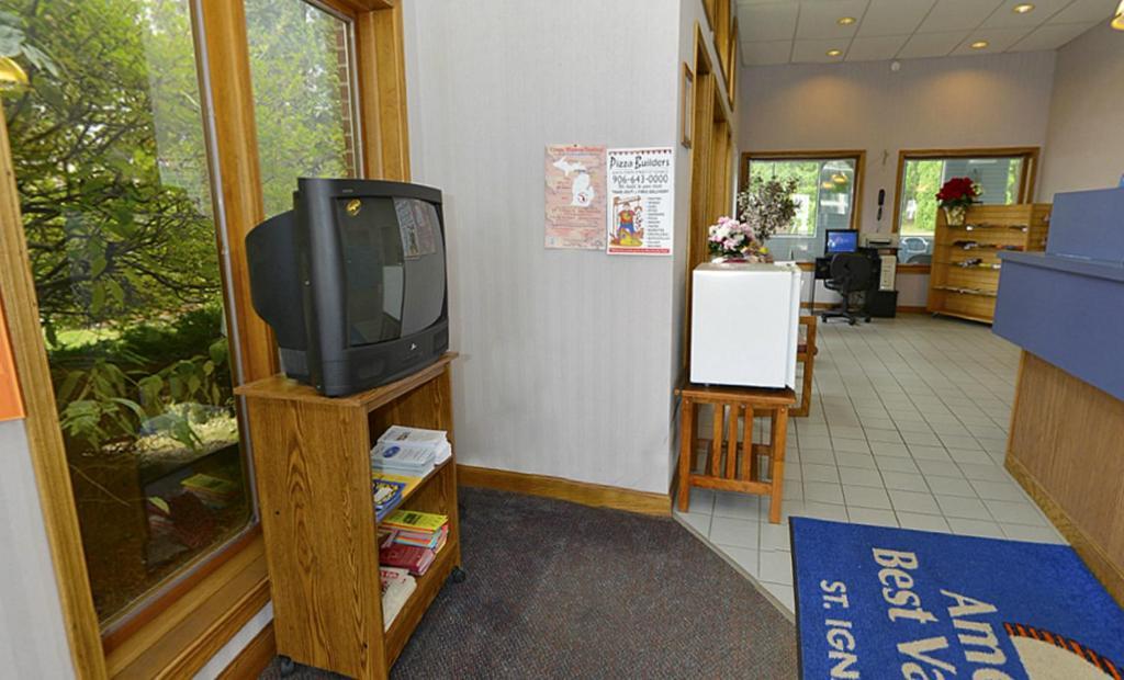 Americas Best Value Inn Saint-Ignace Extérieur photo